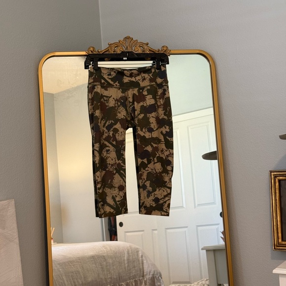 🤎💚 Camouflage Print Capri Active Leggings 💚🤎 - Picture 1 of 2